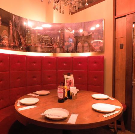 A private room equipped with TV! You can also enjoy watching sports! Have fun partying while dining around the round table♪