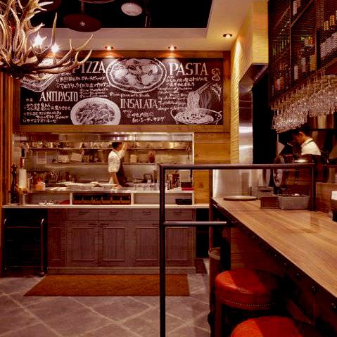 The stylish interior with wine-lined shelves and a blackboard for recommended dishes has a casual and open atmosphere.You can enjoy the atmosphere as if you were in an authentic Italian izakaya with its interiors such as indirect lighting and wall decorations.