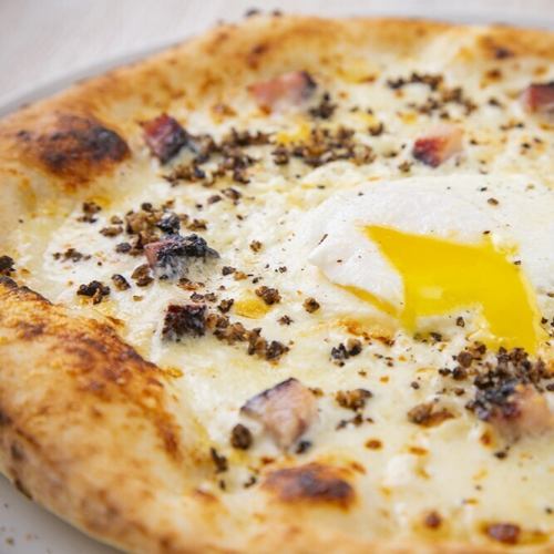 Luxurious carbonara pizza made with "Shimokawa Rokuo Enzyme Egg" and black truffle aroma