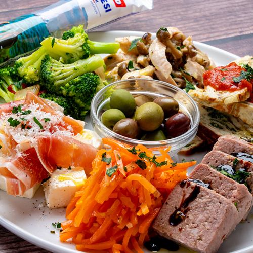 Italian appetizer platter of 8 dishes (1 serving)