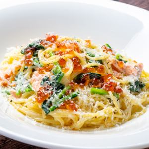 [Cream sauce] Smoked salmon, salmon roe, and spinach in cream sauce