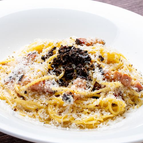 [Cream sauce] Luxurious carbonara made with "Shimokawa Rokuo Enzyme Egg" and black truffle aroma