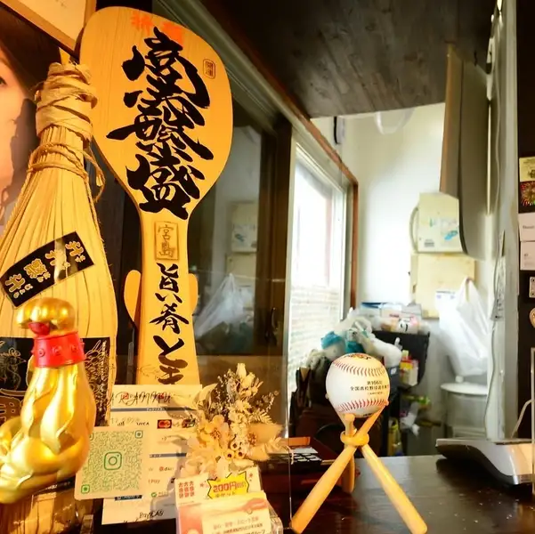 入り口に飾られた力強い特大「祭」うちわが、足を踏み入れた瞬間からお客様を温かくお出迎え。新鮮な海鮮やお酒を囲み、気の合う仲間と肩を並べてゆったり楽しめる空間です。沖縄らしい落ち着いた雰囲気の中で、日常を忘れてリラックスしながら、笑顔あふれるひとときを心ゆくまでお過ごしいただけます。