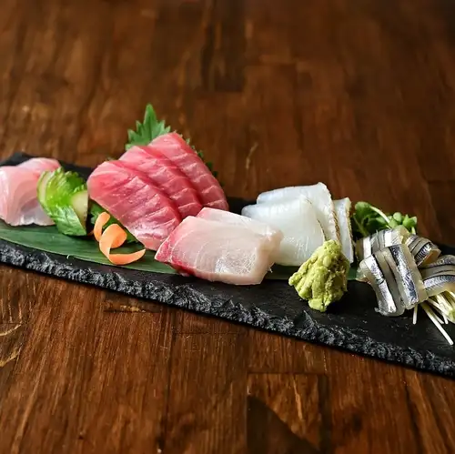 【贅沢な味わい】旬の魚おつくり盛り合わせ(1人前) 980円(税込)~
