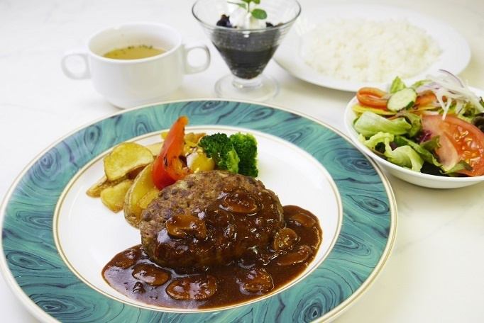 A wide variety of Western-style lunch sets such as meat and pasta ♪