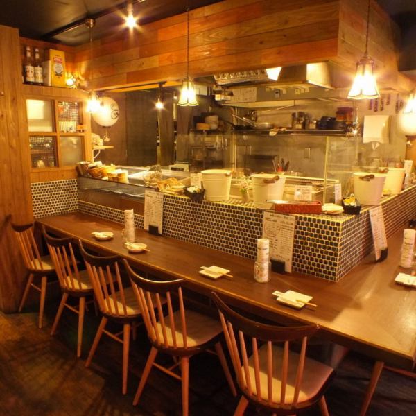 可以眺望烤肉区的吧台座位适合1～2人单独饮酒或约会时使用。柜台面积很大，可以轻松地用餐。