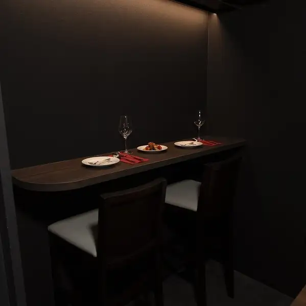【隠れ家的なプライベート空間】店内は黒をメインカラーとしたシックで落ち着いた雰囲気。控えめなスポットライトがテーブルを照らす、大人のためのこじんまりとした洋食店です。10名様からの少人数貸切にも対応しており、デートから女子会、気の置けない仲間との宴会まで、幅広いシーンでご利用いただけます。