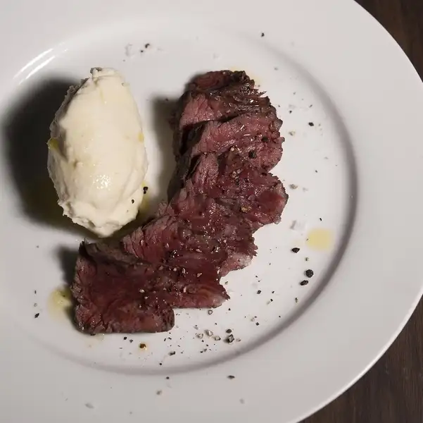 【手間暇かけた逸品】炭の香りが食欲を刺激！じっくり火入れしたUSサガリステーキ
