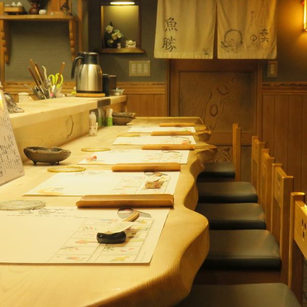 一共有34个席位，分为一楼和二楼。在1楼，您可以将柜台座位和挖掘机座位用于4人的私人房间。宫田木匠（Miyada Carpenter）用大量木材营造出古朴的内饰。请在适合日本料理的氛围中充分享用新鲜的海鲜。