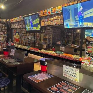 6名様用のテーブル席を3卓ご用意しております！懐かしい駄菓子とお酒を片手に親しい仲間と楽しいひとときをお過ごしください★