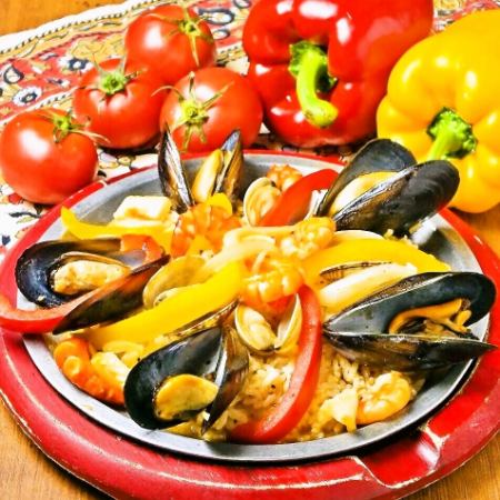 西班牙海鲜饭配很多虾和海鲜