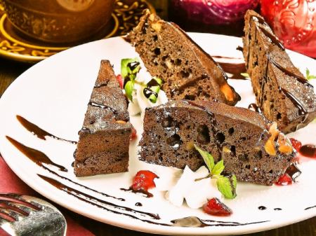 ◆ Homemade dessert created by pastry chef ◆ Almond gateau chocolate