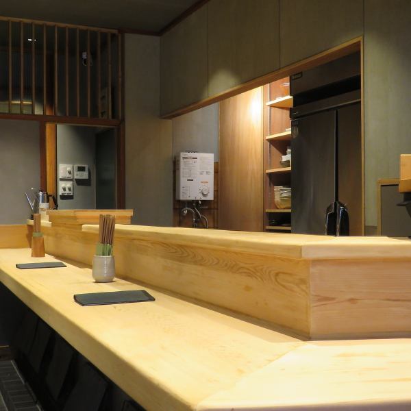 Please enjoy authentic sushi in the restaurant full of downtown atmosphere.The craftsmen will carefully hold and serve sushi in front of you.Famous sake and creative dishes are also the highlights of our restaurant.Please feel free to drop by.