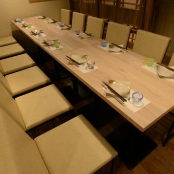 [桌子]由于在宽敞的空间中设计得很安静，因此建议私人聚会或生日等私人场合使用。♪请品尝日本清酒和精致的日本料理。[梅田海鲜酒私人宴会宴会Sha锅火锅生日]