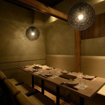 [Private room] It is a completely private room that is separated from other seats while having spacious and spacious seats.It's a seat where you don't have to worry about the noise around you, so it's also recommended for entertaining.[Umeda Seafood Sake Private Room Banquet All-you-can-drink Shabu-shabu Nabe Birthday]