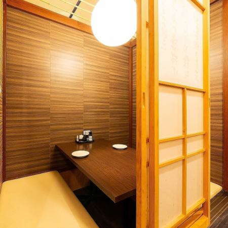 [Private room for 2 people] A seat for 2 people that is perfect for a date.It is a high-quality space with atmospheric lighting that makes you feel the atmosphere.Enjoy cooking and chatting with your loved ones.Our restaurant is a izakaya where you can enjoy Kyushu local chicken dishes in completely private rooms.