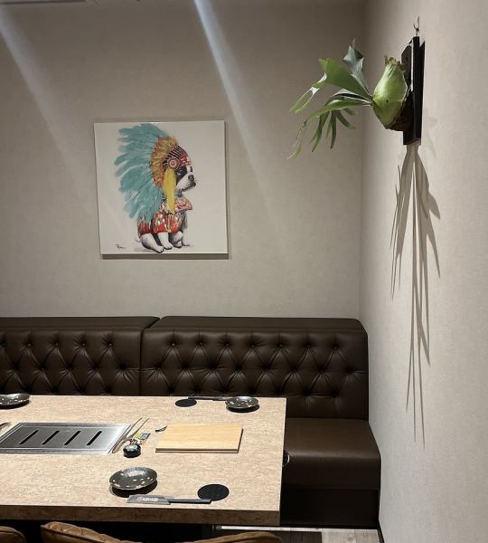 ロールカーテンで仕切られているお席が5席。カウンターが5席。完全個室が2席。ゆっくりとお食事を楽しめる空間になっておりますのでシーンに応じてお席をお選びくださいませ。