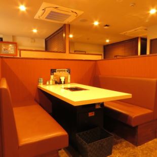Most of the table seats in the store are box-type sofa seats.Perfect for those who want to relax and enjoy their meat.