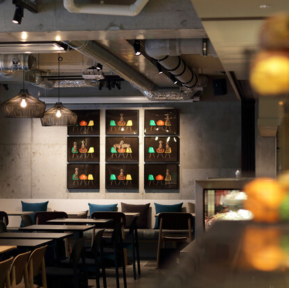 着席最大70名様、立食最大130名様まで◎ホールケーキやウェディングケーキのご用意も可能!マイク、プロジェクター完備。詳細はお気軽にお問合せくださいませ。千駄ヶ谷駅からすぐの好立地なので宴会やパーティーはもちろん、結婚式の二次会などにも最適な好立地です♪