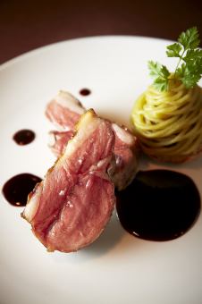 享用時令食材烹調的豪華晚餐套餐，價格為 5,500 日圓（含稅）【NOWADAYS 晚餐套餐】（週五、週六及假日前供應）