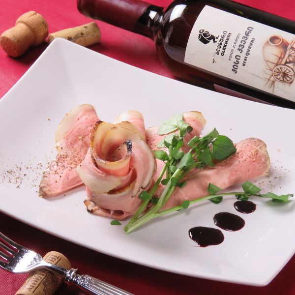使用國產豬肉製成的濕潤多汁的玫瑰色「烤豬肉」與葡萄酒完美搭配◎