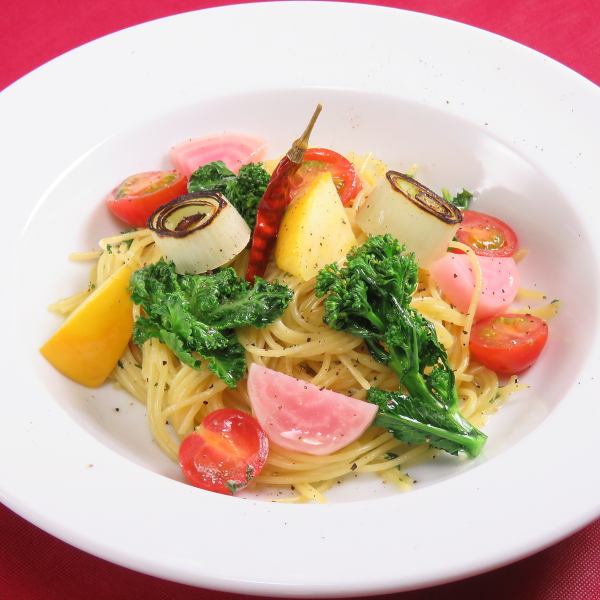 We offer authentic pasta such as "Yoroken Yasai Peperoncino" made with plenty of seasonal vegetables and other ingredients.