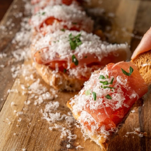 生ハムと完熟フレッシュトマトのブルスケッタ