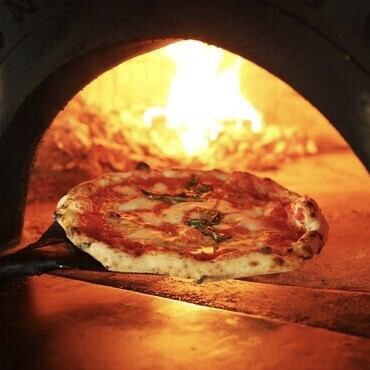薪窯で焼いた本格的ナポリピザ♪
