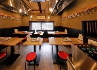 2名様や常連のお客様に人気。ゆったりくつろげるテーブル席。2名様からどうぞ。おすすめ料理やお酒を聞いて頂ければお答えいたします！