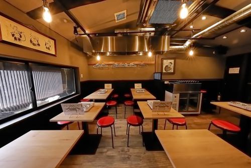 モダンな雰囲気のテーブルは、プライベート飲み会はもちろん、女子会や会社宴会、お誕生日のお祝いなどにも最適です！サプライズ対応も可能ですので、気軽にお問い合わせください！