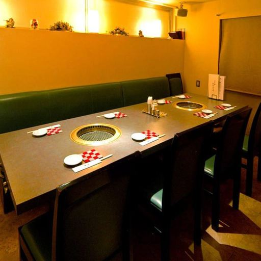 完全個室は8名様までご利用可能です◎間接照明が優しく光り居心地の良い空間になっておりますので、接待や記念日などの大切な会食にピッタリです◎時間を忘れてごゆっくりとお食事や会話をお楽しみください。