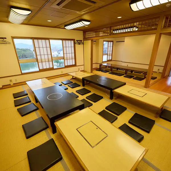 足を伸ばしてのんびり寛げる広々お座敷は、ご家族の集まりから会社の歓送迎会まで多彩な用途に最適!最大40名様の大規模なご宴会にも完全対応いたします。当店自慢の絶品料理をたっぷり詰め込んだボリューム満点の飲み放題付きコースを囲めば、盛り上がりも最高潮に♪賑やかで特別なひとときを皆様でお楽しみください。