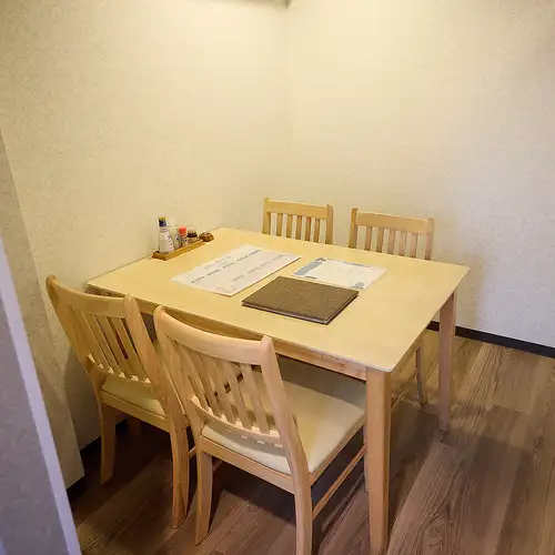 半個室の4名様用テーブルを2卓ご用意しております。