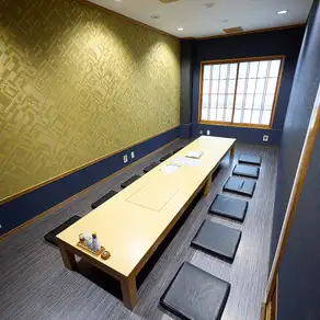 5名様から最大12名様までご利用可能な、ゆったり寛げる個室のお座敷をご用意しております。