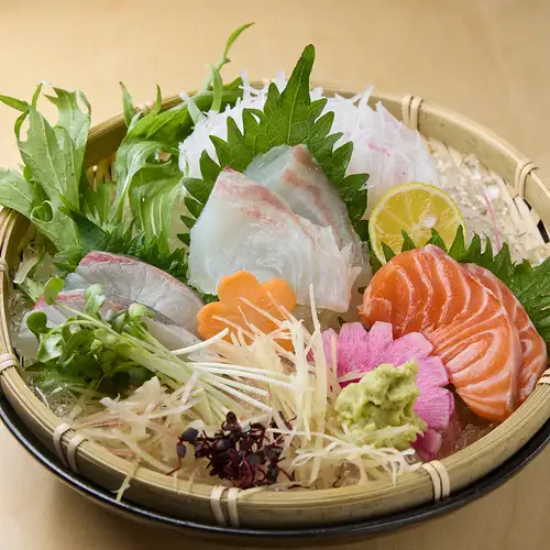 【海の恵みを満喫】毎朝市場で厳選する仕入れが自慢!その日一番の美味しさを味わう贅沢お造り5種盛り