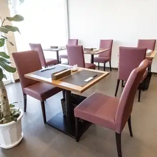 洋食屋ならではの雰囲気のテーブル席は、42名様用を8卓ごご用意しております。広すぎず狭すぎない程よいプライベート感が魅力で、大切な方とのデートや、気心の知れたご友人との飲み会、女子会など様々なシーンに最適。心地よい空間で美味しい料理を囲みながら、ゆったりと特別なひとときをお過ごしください。