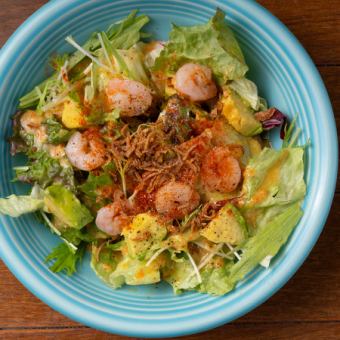 Shrimp and avocado salad with homemade grated vegetable dressing