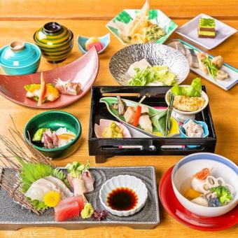 [适合会议、活动等]怀石套餐，包括时令生鱼片和烤鲜鱼，全部10道菜品5,500日元♪