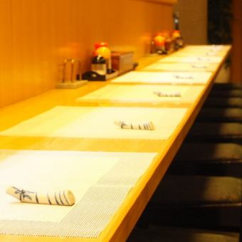 您还可以在柜台享用日本料理。在卓越的气氛中，请享受新鲜的材料！