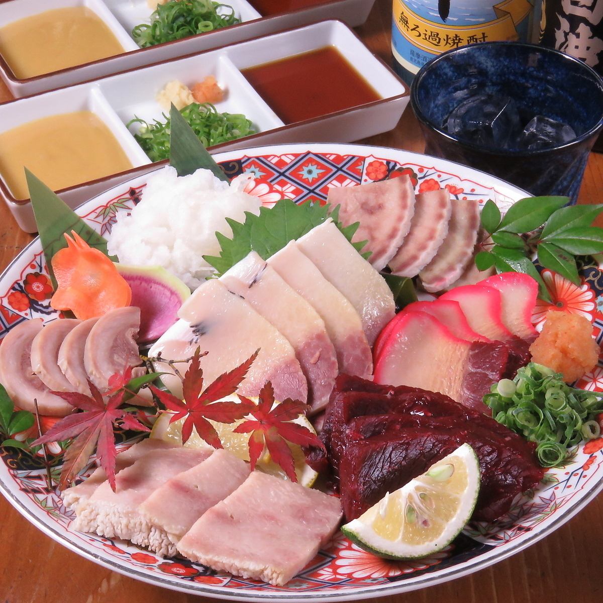 長浜漁港直送の新鮮な魚介類を使った海鮮丼・胡麻サバは人気です