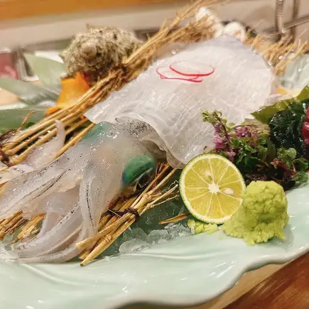 【呼子イカ活き造り】と博多ごまさば銀だら　極上活き造りコース（飲み放題2H）　7,000円