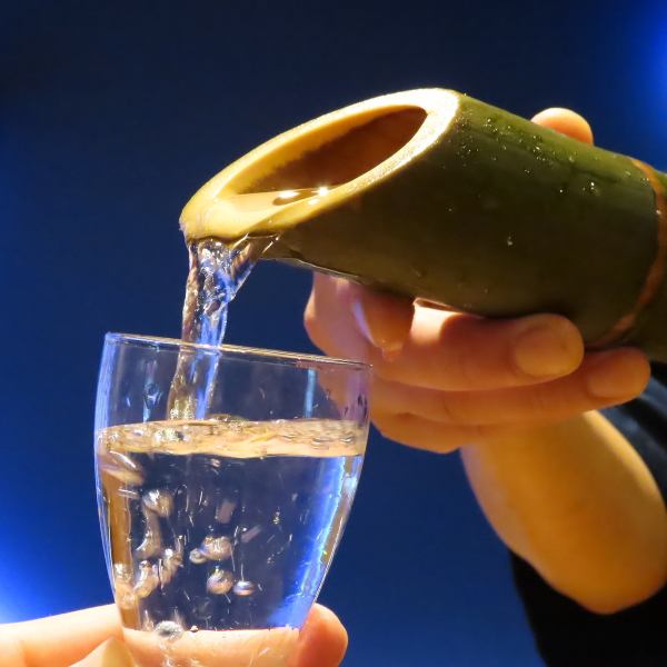 当店名物の竹酒は、竹の筒から豪快に日本酒を注ぐ人気の演出。目の前で注がれる様子は写真映えも抜群で、新鮮な海鮮料理との相性もお楽しみいただけます。暑い季節にもぴったりで、夏の宴会やお食事会を盛り上げるおすすめの一杯です。ぜひ当店ならではの名物体験をお楽しみください。