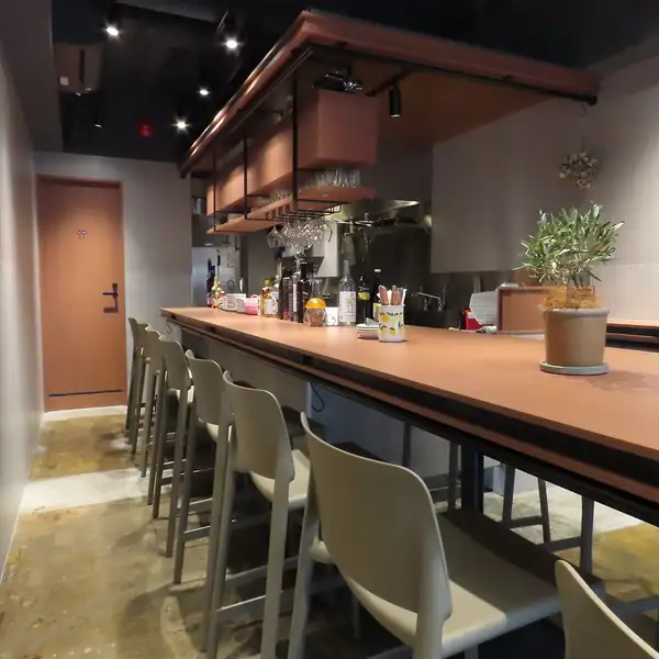 落ち着いた雰囲気の中でゆったりとお食事やお酒をお楽しみいただける店内です。当店では最大12名様までの貸切利用にも対応しております。少人数での特別なご宴会やパーティー、お仲間内でのプライベートな集まりなど、様々なシーンに合わせて柔軟にご案内いたしますので、ぜひお気軽にご相談くださいませ。