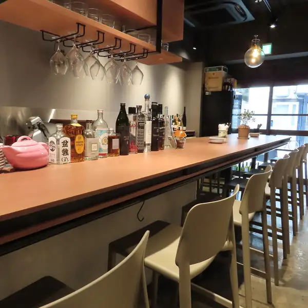 ライブ感あふれるキッチン向かいのカウンター席を4席、ふらっと立ち寄れる立ち飲み席を6席ご用意しております。調理風景を目の前で楽しみながらお食事できるカウンターは特等席!立ち飲みスペースも完備しているため、お一人様でのお食事や、お仕事帰りにサクッと飲みたい時にも気軽にお立ち寄りいただけます。