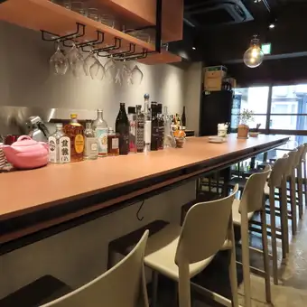 The counter seats, with only four seats in total, located opposite the kitchen, are perfect for solo diners or couples on a date.You can enjoy a relaxed atmosphere while savoring drinks and food, all while watching the chef skillfully prepare your meal right before your eyes.Enjoy a luxurious moment in a cozy, home-like setting where you can also enjoy conversations with our staff.