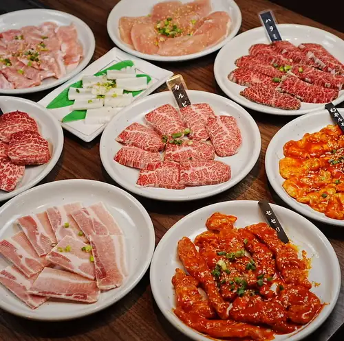只需加1500日元，即可在我们的烤肉宴套餐中增加3小时畅饮！尽享奢华时光！