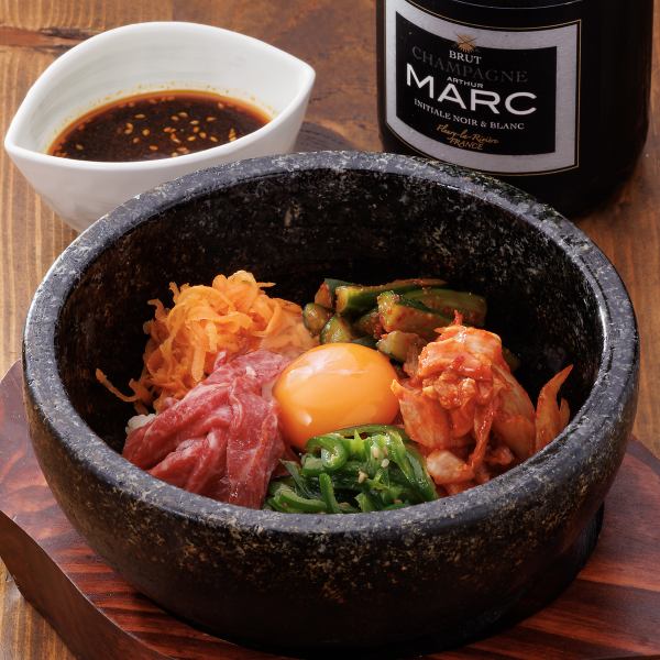 香ばしい香りが食欲をそそる。特選肉、キムチ、ナムル、卵を使用した特製の【石焼ビビンバ】880円(税込)