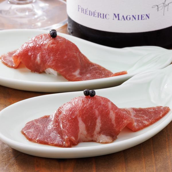 ワインとの相性も抜群♪レアの状態に火入れした上等部位を粒生コショウと！【お肉のにぎり】400円(税込)