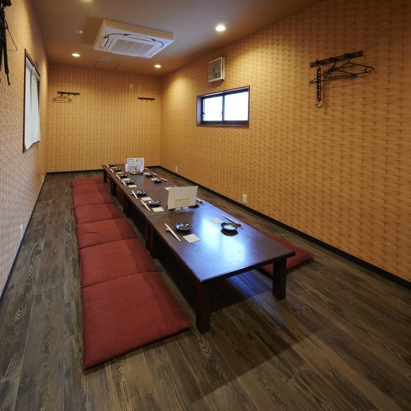 ≪平静的木纹空间≫1楼有吧台席和桌席，2楼有最多可容纳25人的榻榻米房间。请用于家庭、约会和宴会。