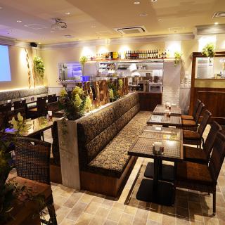 グリーンの装飾が印象的な店内は、明るい光が差し込む開放的な雰囲気です。